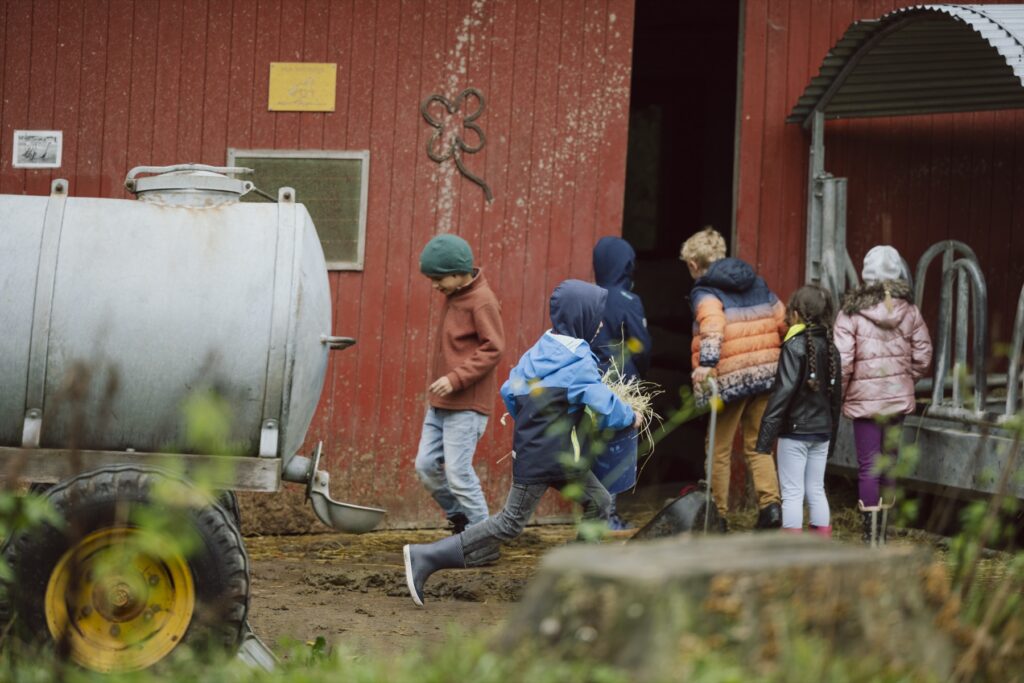 Schülerinnen und Schüler auf dem Schulgelände